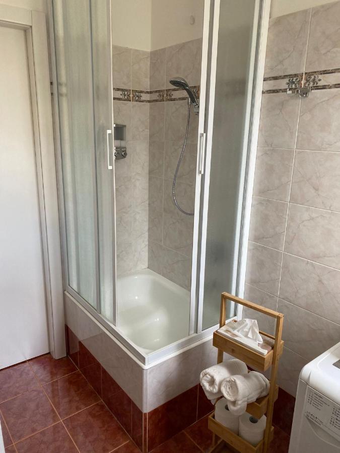 10 Min From The Airport-wifi-free Parking